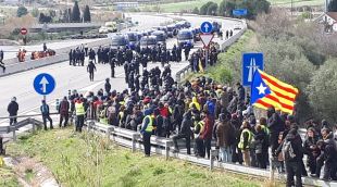 Els mossos desallotjant l'autopista