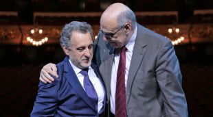 Josep Pons (esquerra) després de la signatura