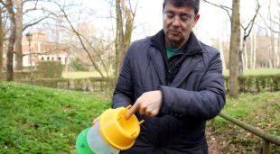 Francesc Canalies mostra una de les trampes per agafar les papallones mascles de l'eruga que ataca els boixos