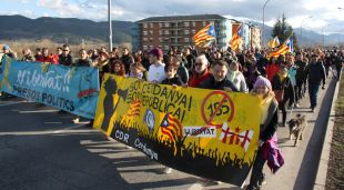 Els manifestants que han participat a la caminada per l'N-152 a Puigcerdà