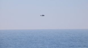 Un dels helicòpters que participen a les tasques de recerca del desaparegut