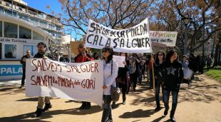 La manifestació que s'ha fet en protesta per la construcció de dos edificis a la Pineda d'en Gori