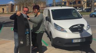 L'alcaldessa, Montse Mindan, provant un dels nous punts de càrrega