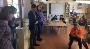 Salvador Balliu visitant un dels tallers a Riudarenes