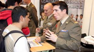 Un membre de l'exèrcit explicant a un jove el funcionament del cos a l'estand de l'Expojove l'any passat