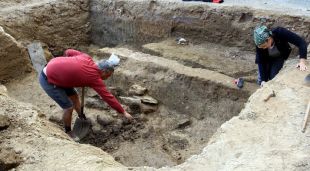 Dos dels arqueòlegs que treballen en les excavacions que s'estan duent a terme a l'entorn de la Basílica