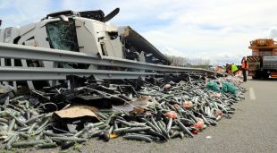 El camió accidentat amb la càrrega tirada per l'autopista