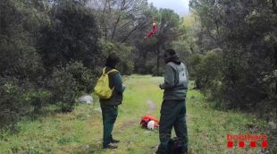 Un dels operaris en el moment de ser evacuat amb l'helicòpter