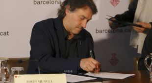 Munell en la signatura del conveni amb el Consorci de Benestar Social del Ripollès i l'Ajuntament de Barcelona