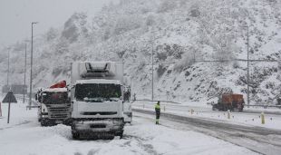 Camions atrapats a la neu a l'entrada del Túnel del Cadí l'11 d'abril del 2019