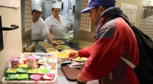 Un dels usuaris de La Sopa agafa el seu sopar