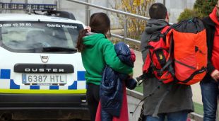 Alguns dels joves que queden recollint la bossa abans de marxar al Pavelló Municipal de Sant Hilari