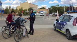 Un agent de la Policia Local dóna consells de seguretat viària a joves (arxiu)