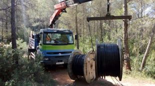 La companyia de telèfon treballant per reparar el robatori de cable de coure que s'ha produït a Terrades