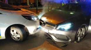 El vehicle escapol encastat contra el cotxe de la Policia Local
