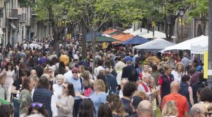 La Rambla de Girona plena a vessar a quarts d'una del migdia