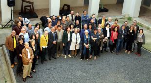 Foto de família de l'esmorzar literari de Girona, organitzat aquest any per l'ajuntament