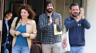 El dos militants de la CUP investigats pel tall de l'AP-7 a Riudellots de la Selva sortint de declarar al jutjat