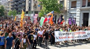 Pla general de la capçalera de la manifestació