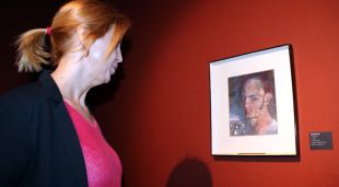 L'alcaldessa de Figueres, Marta Felip, davant d'un retrat de Salvador Dalí de l'exposició del Museu de l'Empordà
