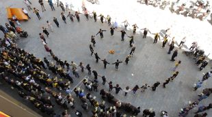 Pla aeri de la ballada de sardanes d'aquest matí