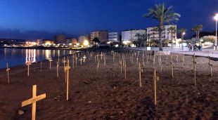 La Platja de Riells de l'Escala plena de creus grogues