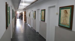 El passadís on estan instal·lades les ceràmiques de Josep Aragay que s'han localitzat a l'edifici municipal Pere Calafell