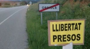 Un dels cartells que s'han instal·lat al llarg de l'N-II