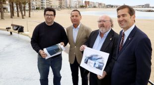 Les autoritats amb el mapa de les obres per estabilitzar el front marítim de Calonge