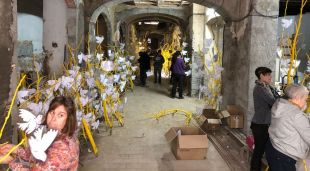 Els organitzadors preparant el "Bosc de la Llibertat"