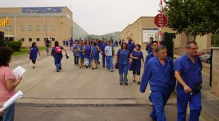 Treballadors sortint de l'interior de la fàbrica Hutchinson (arxiu)