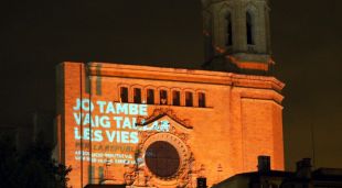 La façana de la Catedral amb el text reivindicatiu projectat al damunt