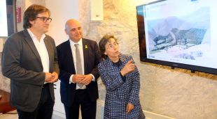 El director general d'Urbanisme, Agustí Serra; el director territorial del Departament de Territori, Pere Saló, i l'arquitecta d'RCR Carme Pigem