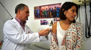 Administració d'una vacuna a la Unitat de Salut Internacional a l'Hospital Santa Caterina