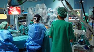 Els braços del robot 'Da Vinci' del Trueta durant una intervenció