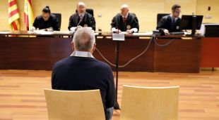 D'esquenes, l'acusat d'agredir sexualment la cuidadora de la seva sogra