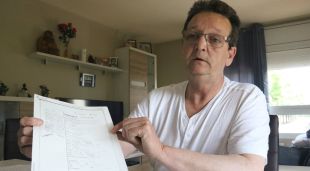En Joan Coll Corominola mostrant documentació que durant vuit anys ha recopilat per demostrar que és un nen robat