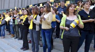 Els treballadors de la Delegació de la Generalitat a Girona en el moment de la cassolada