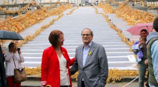 Quim Torra i Marta Madrenas a les escales de la Catedral
