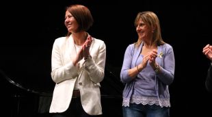 L'alcaldessa, Marta Madrenas, i la regidora de Promoció Econòmica, Glòria Plana, aquesta tarda