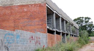 Un dels edificis que estan inacabats al carrer Vapor de Palafrugell