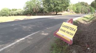 La carretera porta setmanes en obres i sense pintar