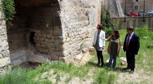 La part exterior de la casa del carrer Bellmirall, que dona al rectorat de la UdG, permet veure parts de la muralla