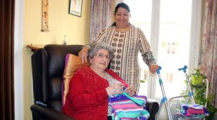 La Montserrat amb la cuidadora que té al seu domicili a Olot