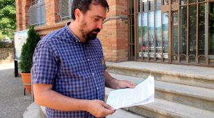 L'alcalde de Celrà, Dani Cornellà, avui amb la carta de resposta que li ha enviat al delegat de l'Estat