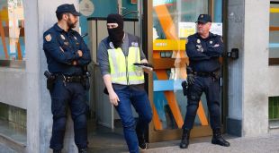 Entrada de la seu de la Fundació Plataforma Educativa, a Girona, custodiada per la policia espanyola