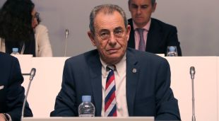 Pla mig del president de Grifols, Víctor Grífols Roura, durant la junta d'accionistes de la companyia a Sant Cugat del Vallès