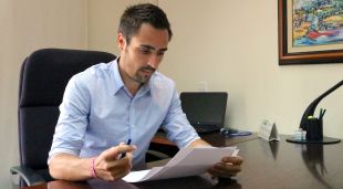 L'alcalde de Sant Julià de Ramis, Marc Puigtió, al seu despatx (arxiu)