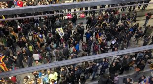 Les vies del TAV de Girona ocupades durant la vaga general del 8N