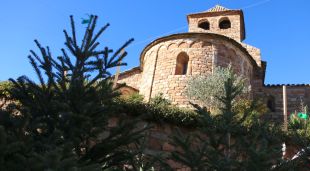Uns avets en primer terme amb l'església romànica d'Espinelves, de fons (arxiu)